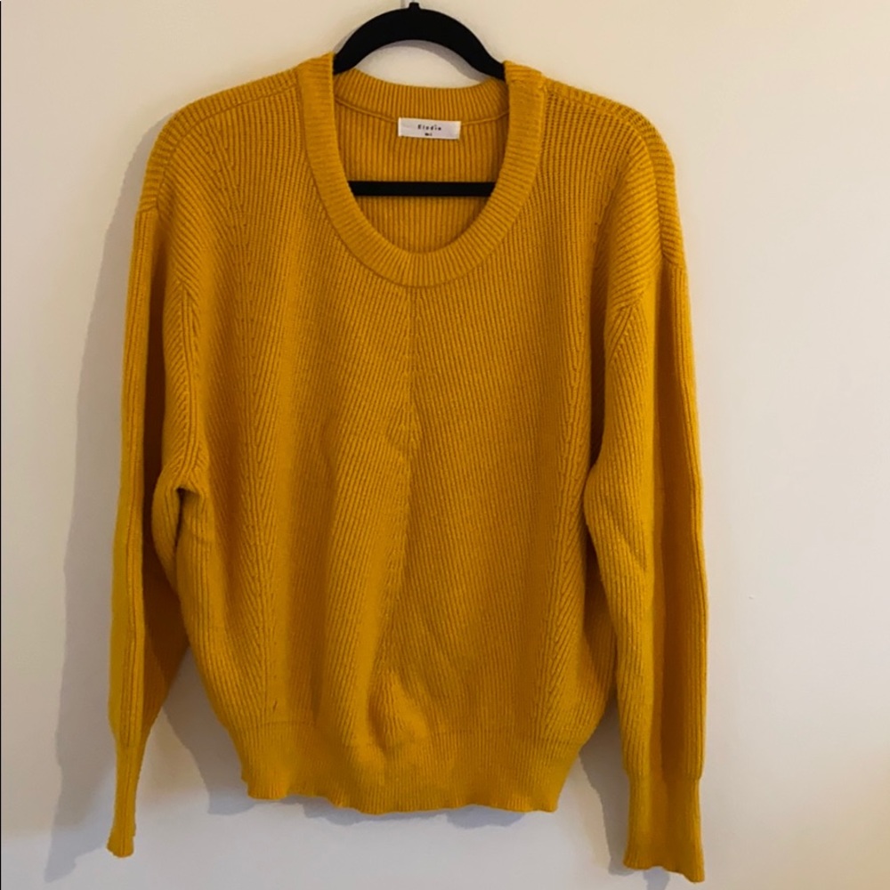 Womans crew neck sweater.